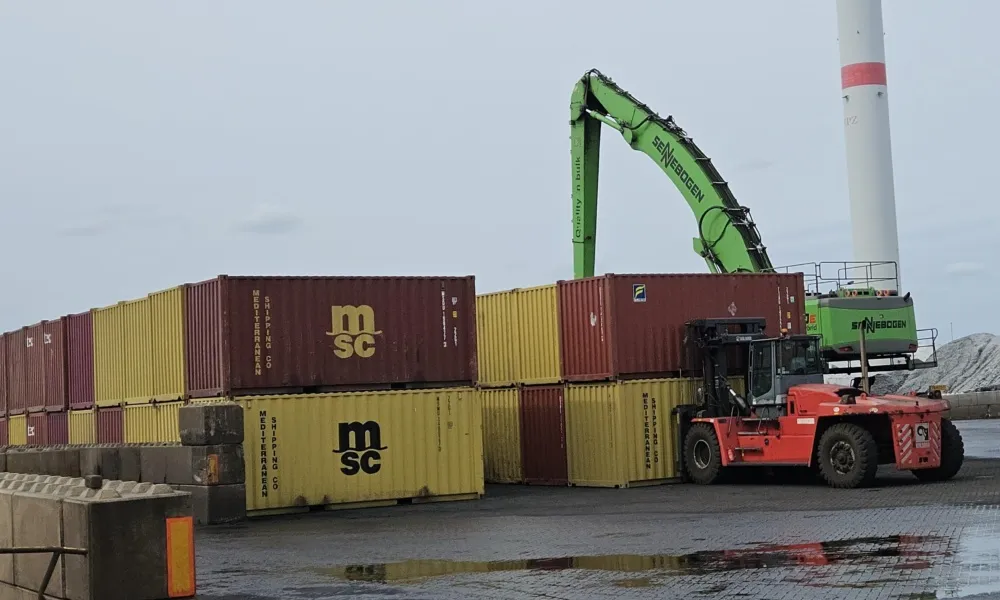 Handling containers OVET terminal